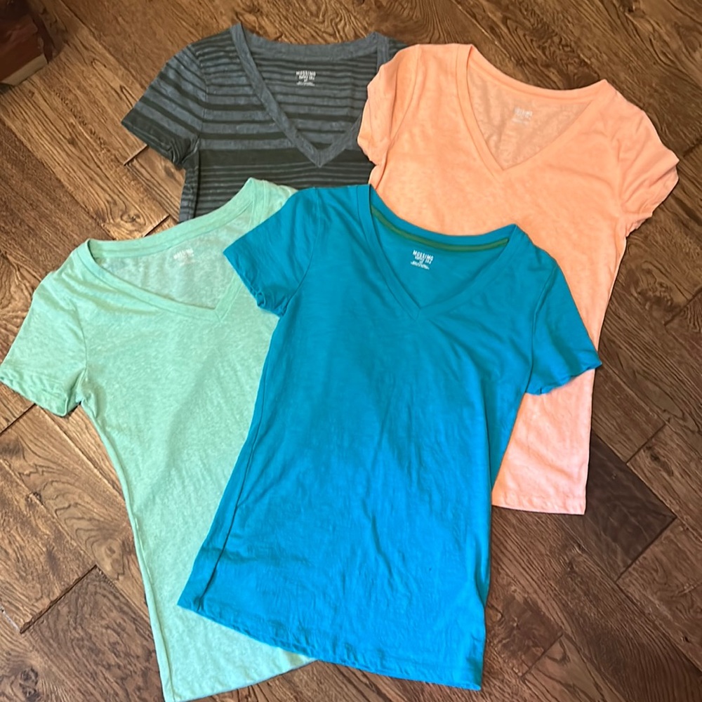 Bundle of 4 women’s Mossimo Supply Co tees small